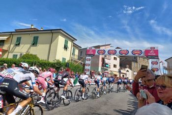 Il Giro d’Italia attraversa il territorio spezzino per la tappa Genova- Lucca (foto)