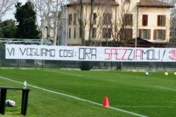 I tifosi della Reggiana caricano i propri giocatori in vista di sabato, Spezia avvisato