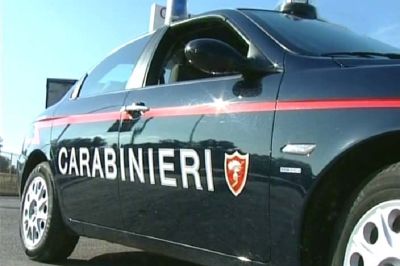 Evade dai domiciliari, i Carabinieri lo trovano in una roulotte tra sesso e droga