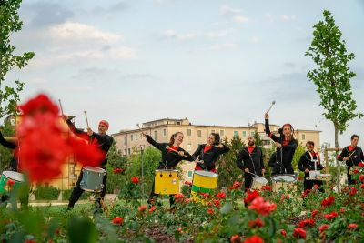 &quot;Banda Samba&quot;, parata itinerante di percussioni a Mazzetta