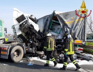 Scontro fra due mezzi pesanti in A12