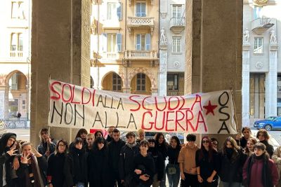 Studenti in protesta davanti alla Provincia “le scuole cadono a pezzi”