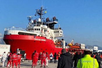 La Ocean Viking è arrivata nel porto di Carrara: iniziate le operazioni di sbarco