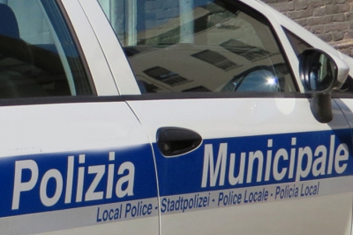 Non si ferma all&#039;alt della Polizia Locale, ma gli agenti lo riconoscono e lo raggiungono