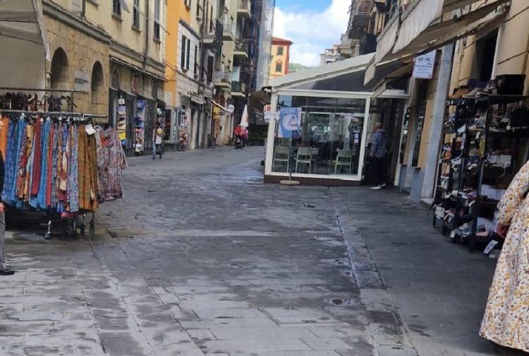 Indagine in corso per una pizzeria nel centro della Spezia: trovati 700 mila euro in contanti
