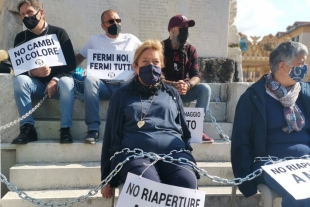 Ristoratori e commercianti si incatenano in piazza Matteotti (foto)