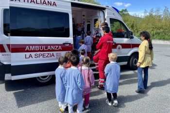 Sorpresa per i bambini della scuola di Piano di Madrignano: arriva l&#039;ambulanza dei pupazzi della Croce Rossa