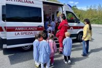 Sorpresa per i bambini della scuola di Piano di Madrignano: arriva l&#039;ambulanza dei pupazzi della Croce Rossa