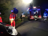 Auto fuori strada prende fuoco... ma la storia è a lieto fine