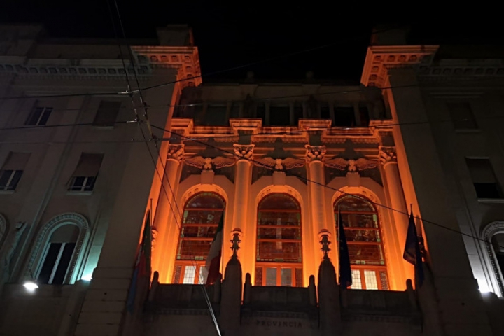 Palazzo della Provincia si illumina di arancione contro ogni forma di discriminazione e violenza contro le donne