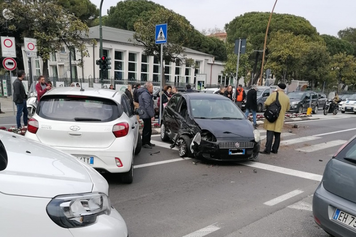 Scontro tra auto in viale Italia