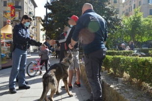 La Spezia, dà in escandescenza per evitare i controlli antidroga: denunciato e agente in ospedale