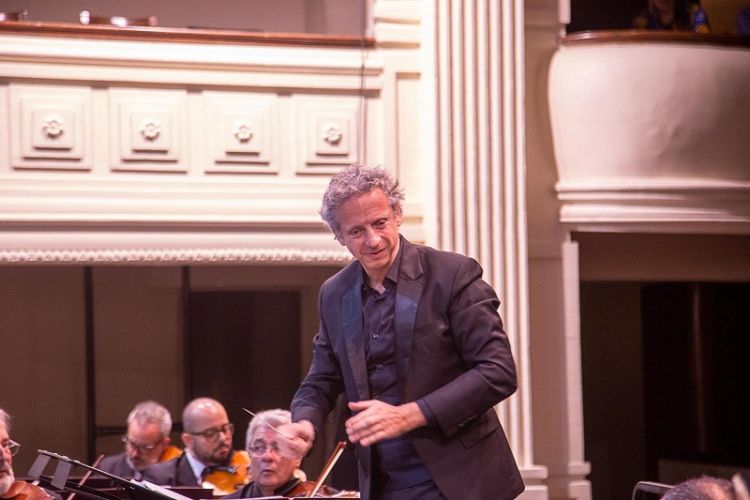 Michael Cousteau, Maestro di fama internazionale, e l'Orchestra di Grosseto per un magico &quot;Concerto in blue e bianco&quot;