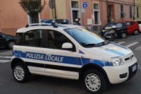 Ruba due maglioni ma viene fermato dalla polizia locale. Denunciato per rapina impropria