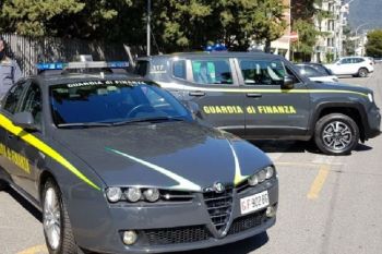 Nella cantina di casa aveva droga, bombe carta e armi: denunciato un minorenne