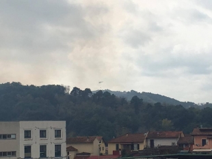 Incendio dietro l&#039;area Enel sotto controllo: ignoti hanno dato fuoco a rifiuti