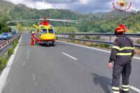 Incidente in A12: motociclista perde controllo del veicolo e cade per decine di metri, arriva l&#039;elisoccorso