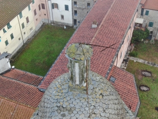Le immagini del drone testimoniano lo stato del campanile di Brugnato (Foto)