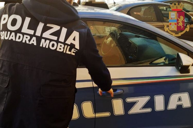 I poliziotti gli chiedono i documenti, lui li insulta e li aggredisce