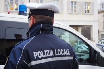 Con il motorino provoca un incidente e scappa, lasciando sul posto il passeggero ferito