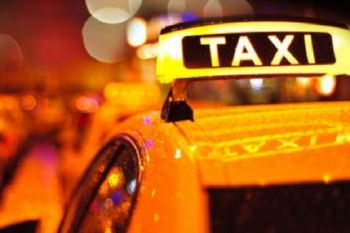 Il percorso non gli è gradito, taxista rifiuta un cliente e gli provoca la rottura del bacino