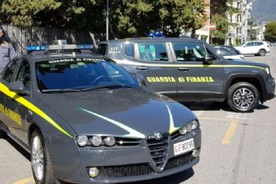 Le congratulazioni di Peracchini ai due agenti della Guardia di Finanza che hanno salvato una donna