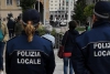 Aggredisce e morde un agente: denunciato dalla Polizia Locale