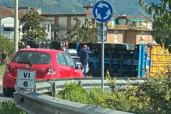 Tir si ribalta sulla rotonda di Ceparana, traffico in tilt