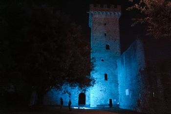 Castelnuovo Magra, la Torre del Castello dei Vescovi si illumina di blu