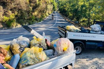 Monterosso: turisti, residenti e operai comunali insieme per una campagna di pulizia