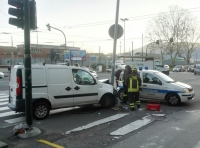 Perde il controllo del furgoncino e finisce contro un palo della luce