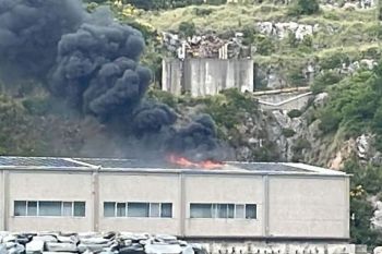 Fumo dallo Stabulatore di Santa Teresa, a fuoco un pannello fotovoltaico