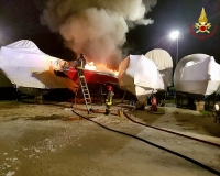 Fiumaretta, incendio distrugge un motoscafo (foto)