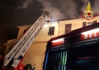 Incendio a Pian di Madrignano, le operazioni di spegnimento e bonifica sono proseguite fino al mattino