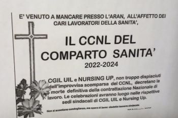 Manifesto funebre contro CGIL, UIL e NURSING UP affisso all&#039;interno dell&#039;ospedale di Sarzana