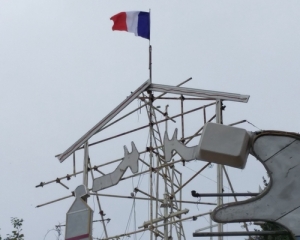 Manarola e le Cinque Terre ricordano le vittime di Parigi: bandiera francese sul Presepe