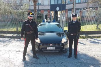 I Carabinieri lo trovano nascosto nella siepe davanti a casa della donna da cui doveva stare lontano