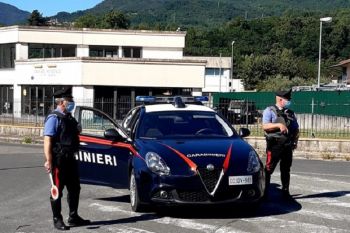 La guida nervosa appena vede i Carabinieri lo tradisce, in casa aveva 30 grammi di hashish