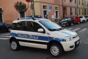 Vive da anni in una casa completamente abusiva: denunciato dalla Polizia Locale