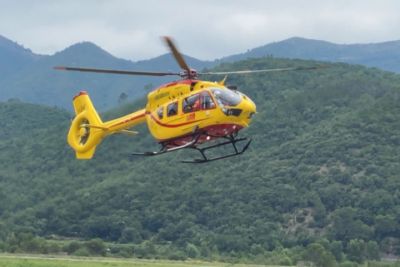 Resta incastrato sotto al trattore, trasportato in elisoccorso al San Martino