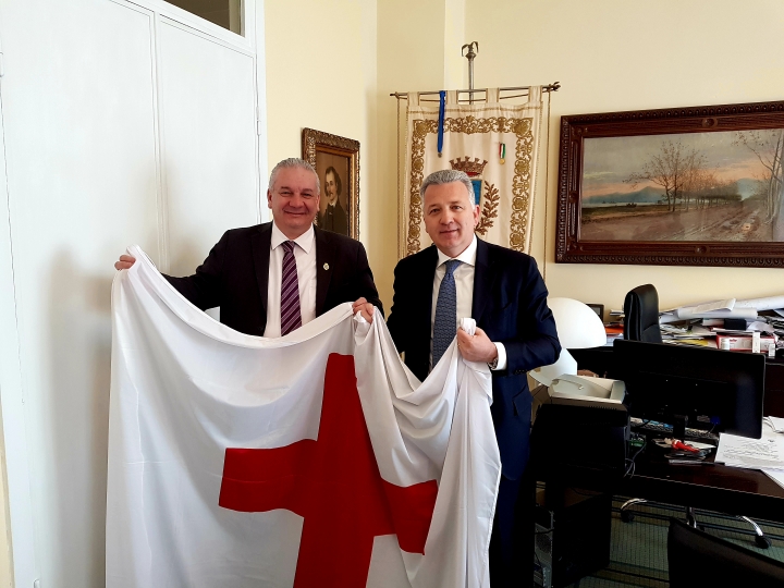 La bandiera della Croce Rossa consegnata a Peracchini: &quot;Grazie a tutti i volontari&quot;