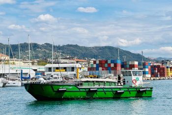 Il Porto della Spezia e la rivoluzione Green: entrata in servizio la barca elettrica per il ritiro dei rifiuti