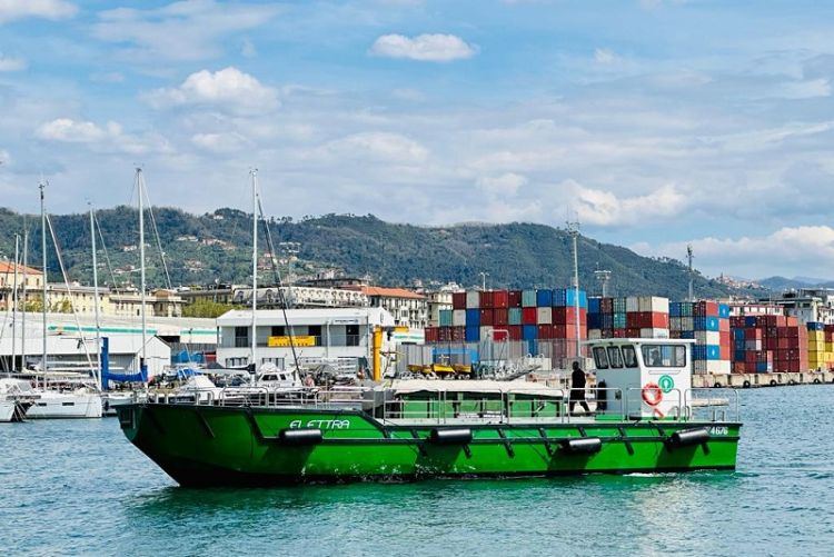 Il Porto della Spezia e la rivoluzione Green: entrata in servizio la barca elettrica per il ritiro dei rifiuti