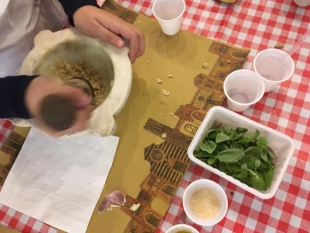 A Monterosso un Campionato di pesto al mortaio per aiutare la Pubblica Assistenza