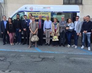 41 aziende unite nel nome della solidarietà: donato al Comune un pulmino che servirà per il trasporto dei bambini disabili, ma non solo (foto)