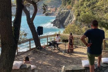 Monterosso, “Poesia in Musica per un aperitivo al tramonto”