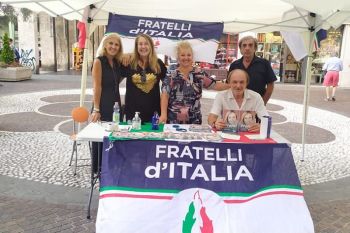 Gazebo di Fratelli d&#039;Italia a Sarzana