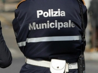 Blitz della Municipale contro i parcheggiatori abusivi