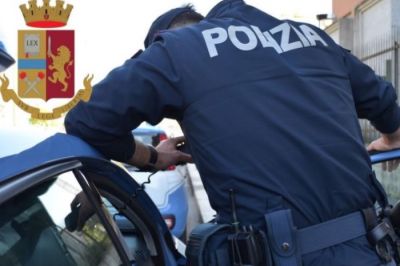 Controlli della Polizia: denunciato l&#039;autore di un furto e sanzionate due persone per ubriachezza molesta