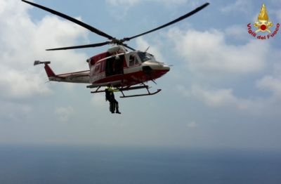 Si ribalta con l&#039;autocarro e resta incastrato nell&#039;abitacolo, ricoverato al San Martino